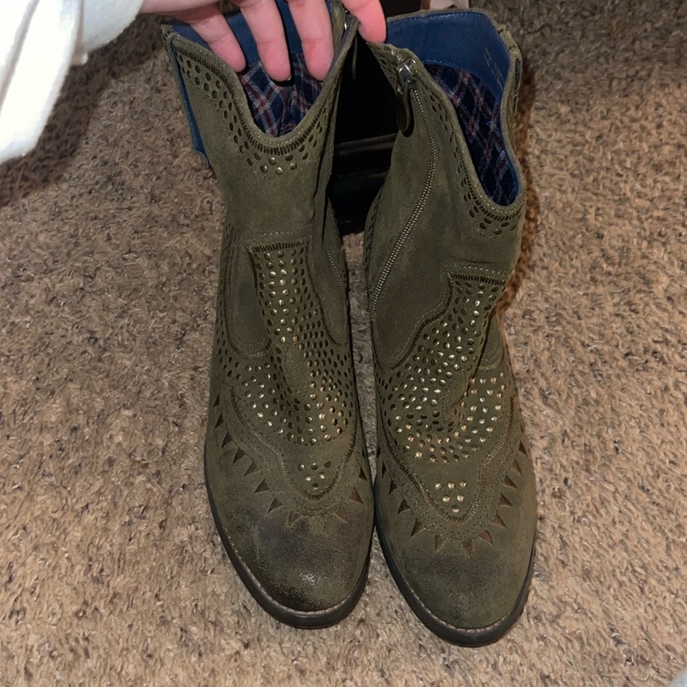 Size 9 green ankle boots / beading details / excellent condition/ western style